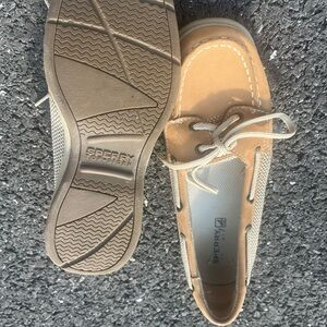 Size 4 Sperrys